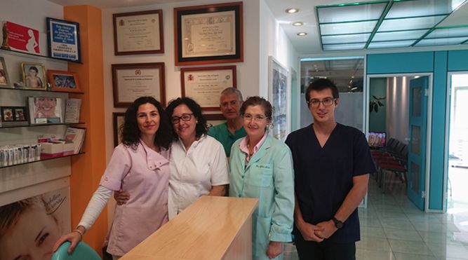 Clínica Dental María Dolores Alfaro Aroca y José María Martínez Utrilla equipo de trabajo en recepción